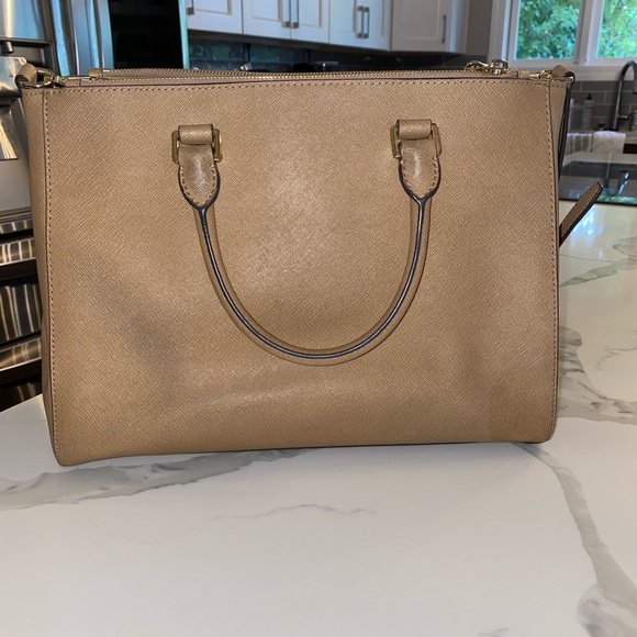 Michael Kors large tote available! Great for travel! Lots of pockets and storage - Picture 2 of 7